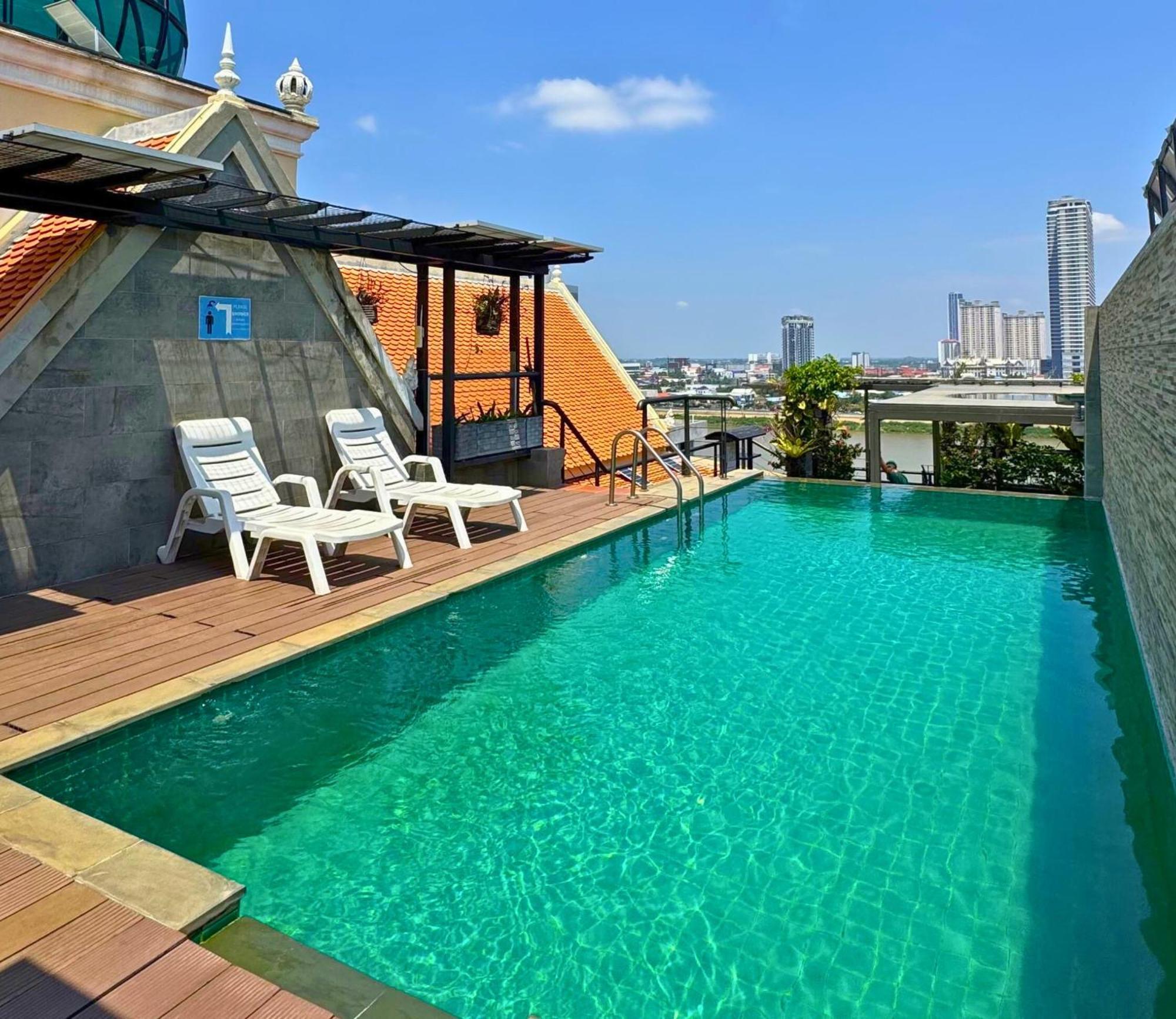 Lcs Hotel & Apartment Phnom Penh Esterno foto